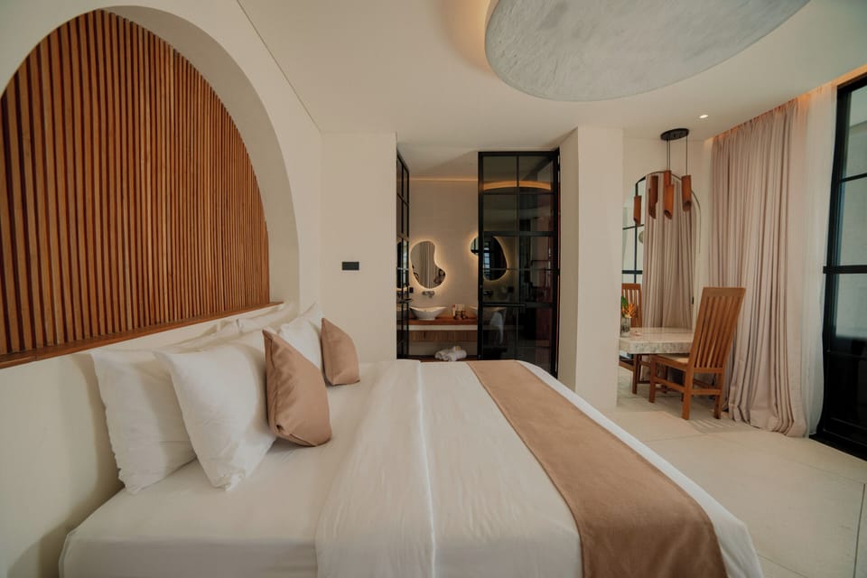 Executive Room | Premium bedding, minibar, in-room safe, desk