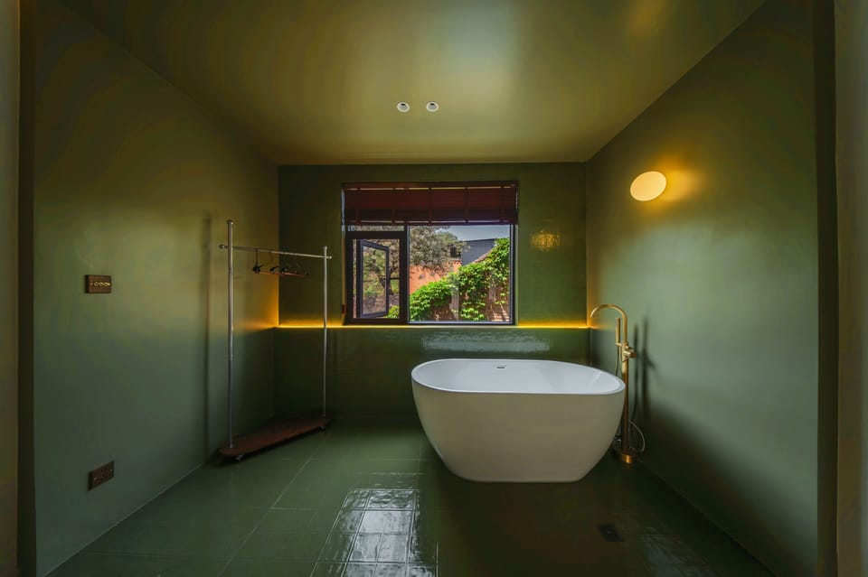 Room, 1 King Bed, Accessible Bathtub, Non Smoking | Bathroom | Separate tub and shower, free toiletries, hair dryer, towels