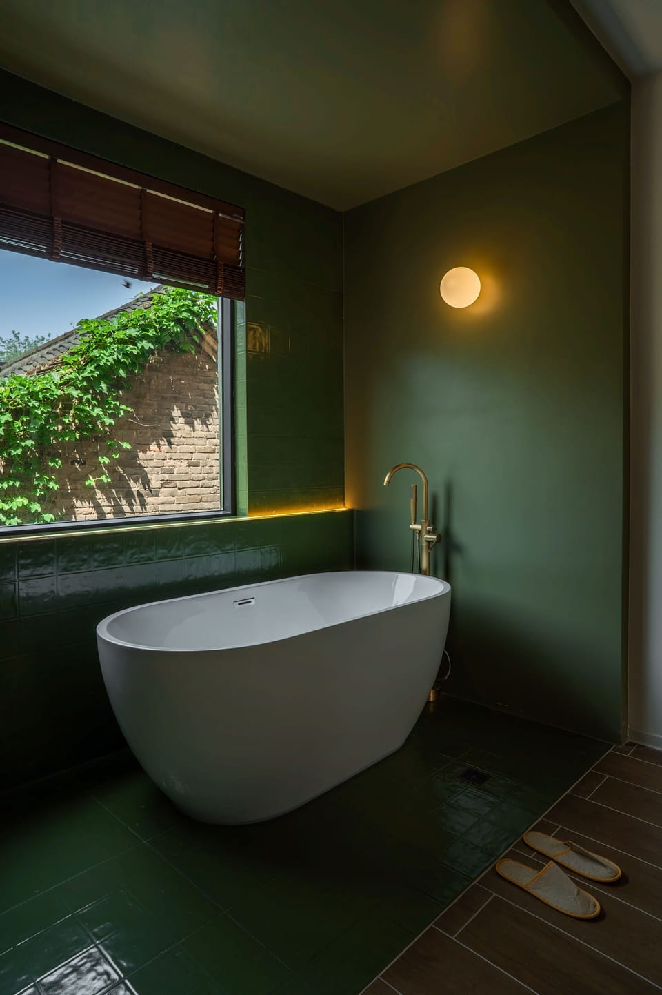 Room, 1 King Bed, Accessible Bathtub, Non Smoking | Bathroom | Separate tub and shower, free toiletries, hair dryer, towels