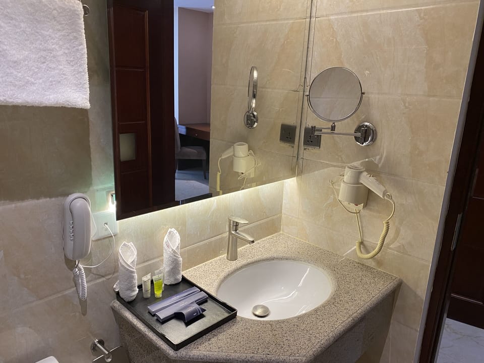 Deluxe Single Room, 1 Twin Bed | Bathroom | Shower, free toiletries, towels