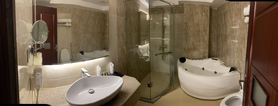 Executive Suite, 1 Bedroom | Bathroom | Shower, free toiletries, towels