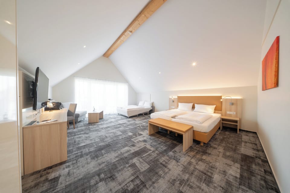 Studio Suite, River View | Premium bedding, in-room safe, desk, laptop workspace