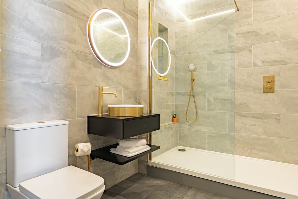 Shower, rainfall showerhead, free toiletries, hair dryer