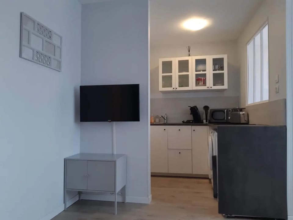 Junior Apartment, City View | Private kitchen