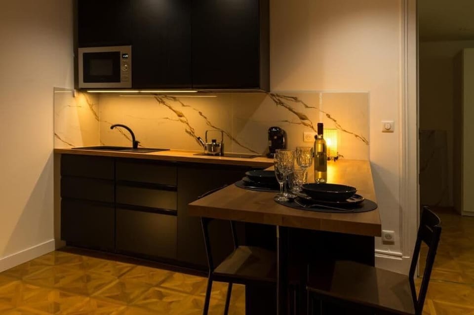 Deluxe Apartment, City View | Private kitchen