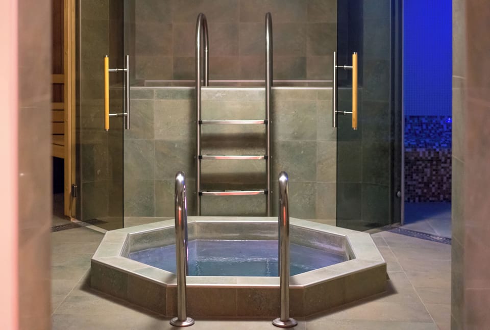 Indoor spa tub