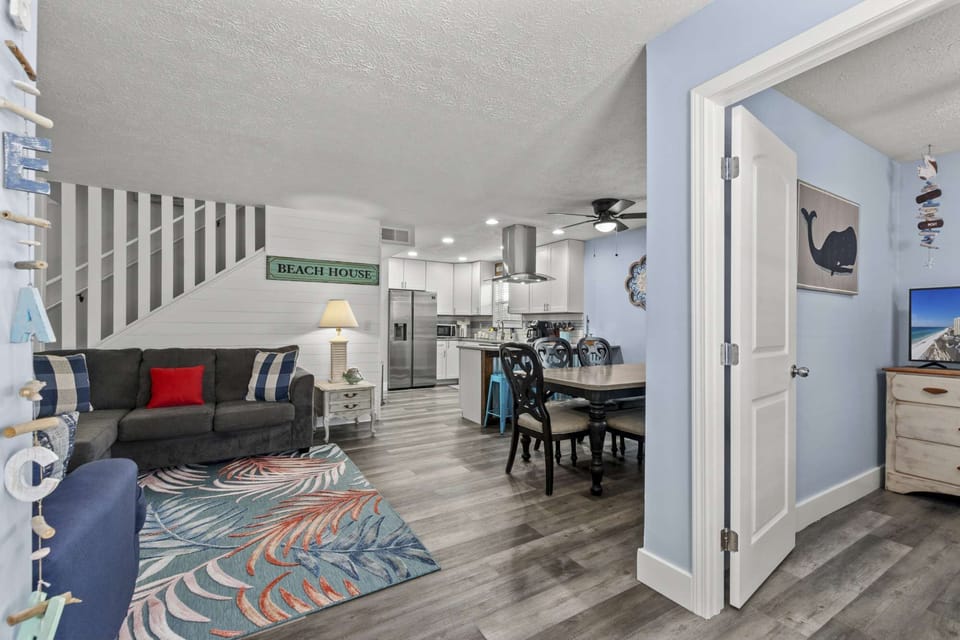 Comfortable &amp; Spacious Living room and Dining area