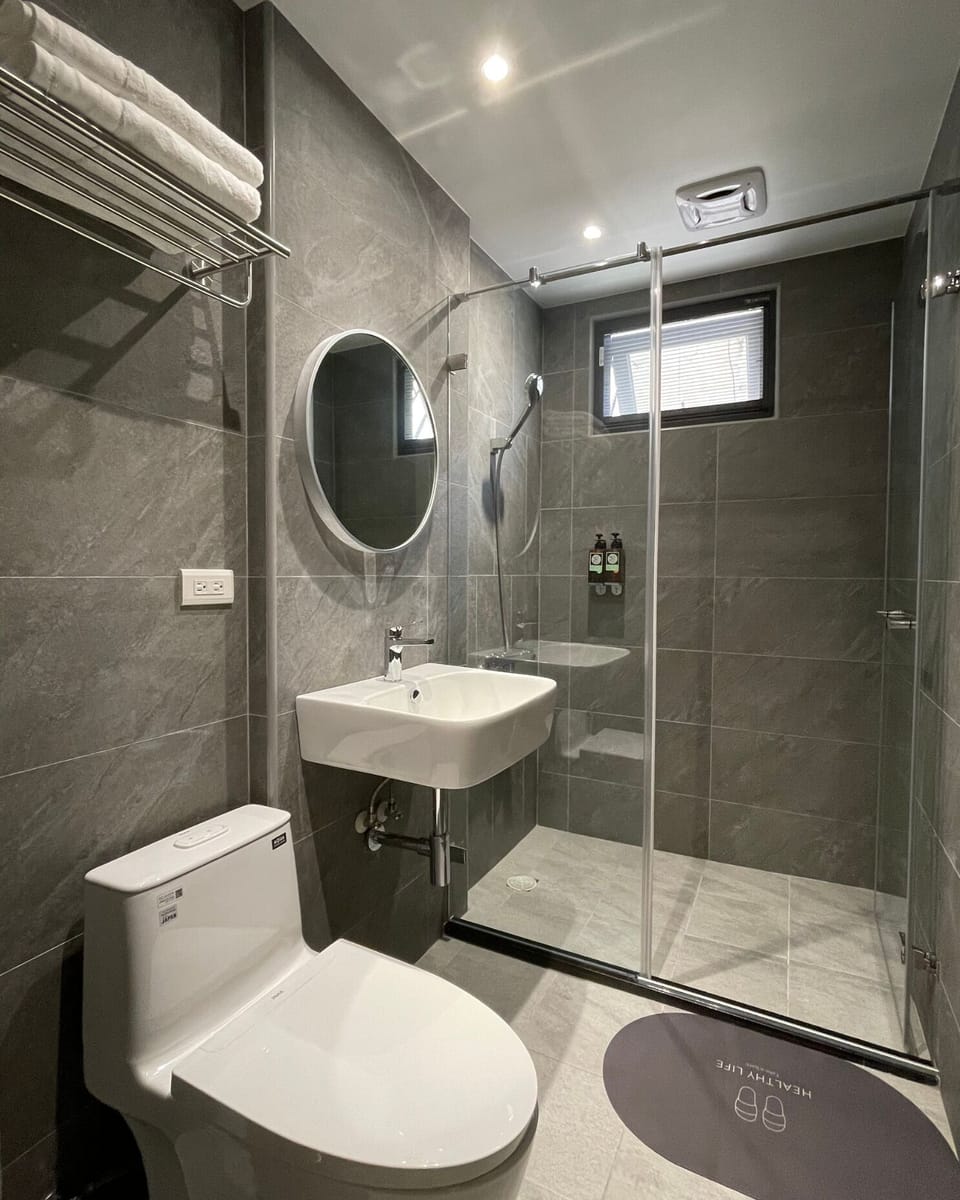 Deluxe Double Room, 1 Queen Bed, Non Smoking, Private Bathroom | Bathroom | Shower, free toiletries, hair dryer, slippers