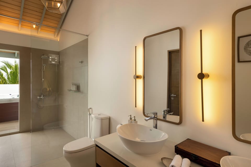 Hermit Suite | Bathroom | Hair dryer, slippers, bidet, towels