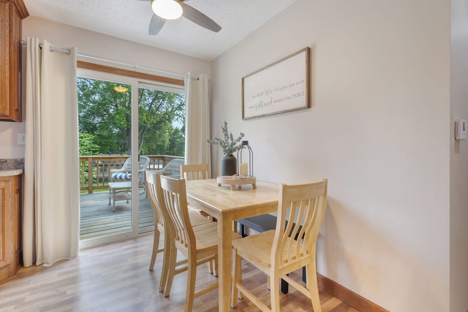 Dining room seats up to 6 guests