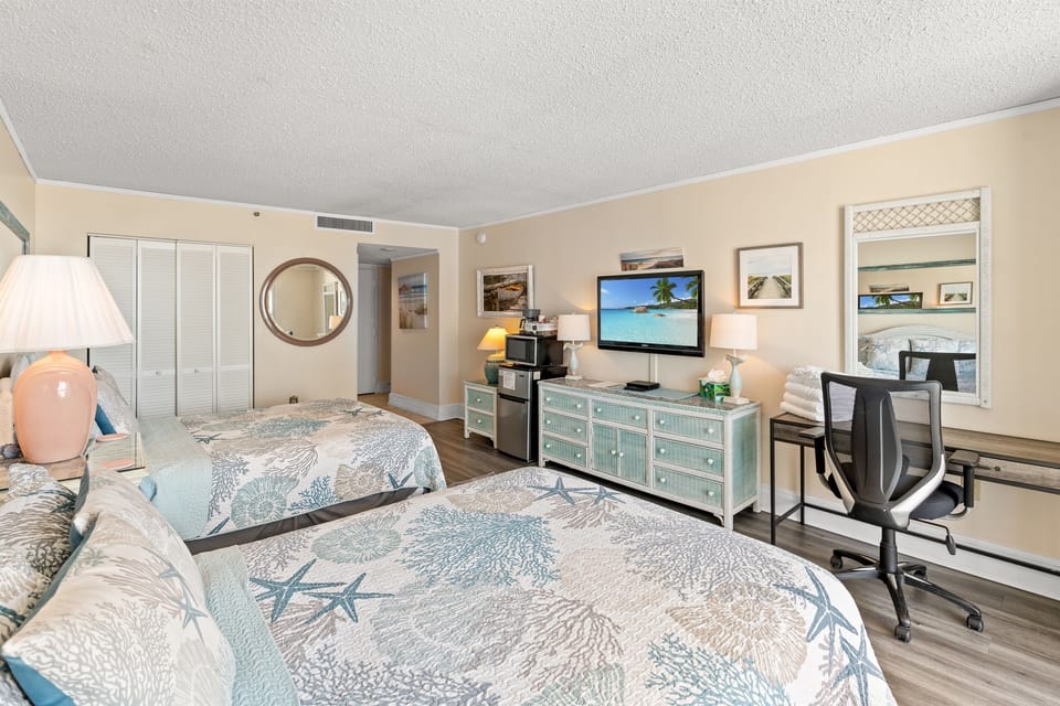Large 2nd Bedroom with 2 Queens and ensuite