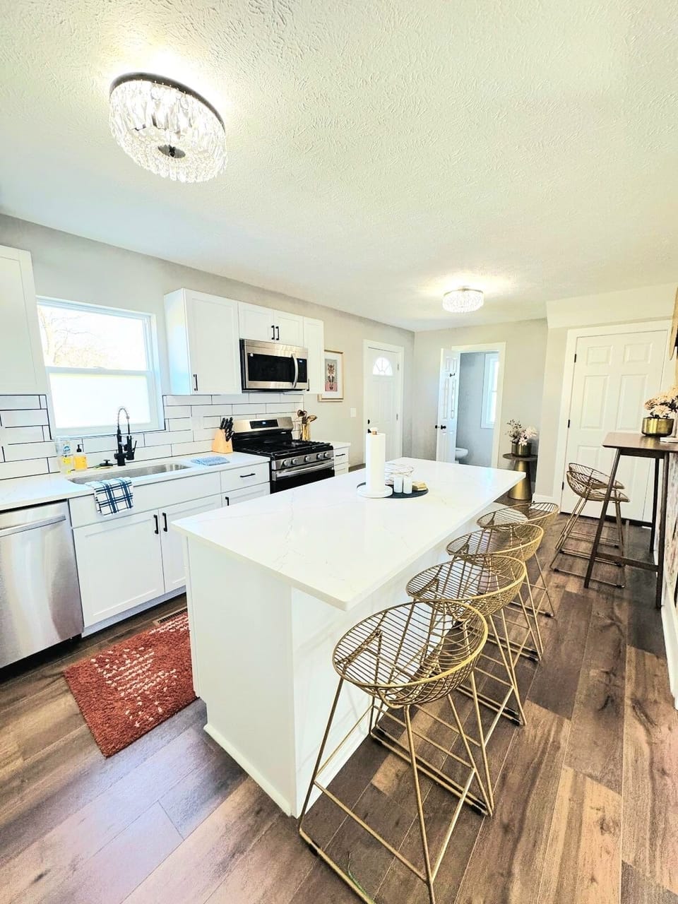 Bar seating for 4 in the kitchen island