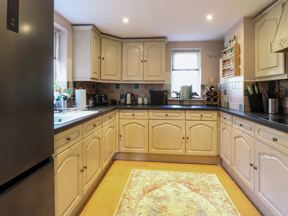 Fridge, microwave, dishwasher, cookware/dishes/utensils
