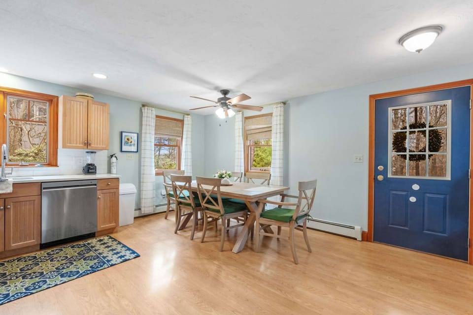 Gather ‘round the dining table for big breakfasts, game nights, or planning your next adventure—all surrounded by windows that bring the outside in.