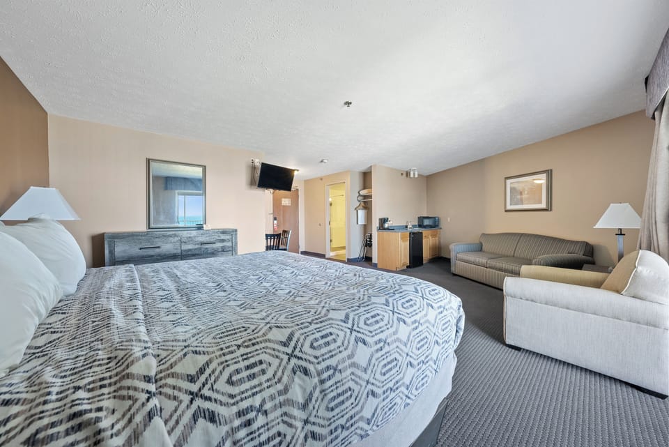 1 King Suite with Sleeper Sofa