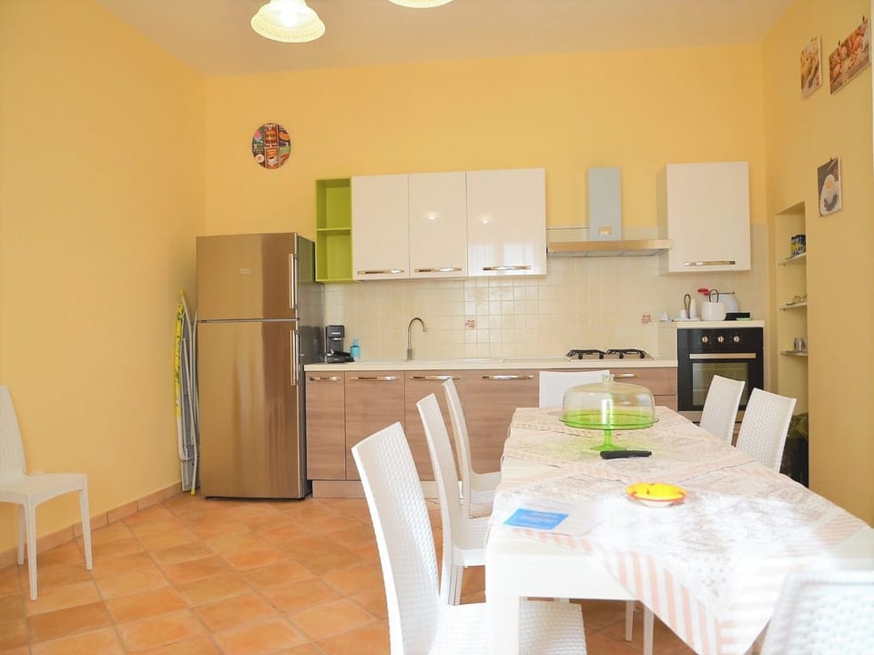 Comfort Apartment, Garden View | Private kitchen | Fridge, oven, stovetop, coffee/tea maker