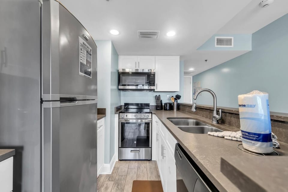 Condo, 1 King Bed with Sofa bed (Sunbird 111W) | Private kitchen | Oven, toaster