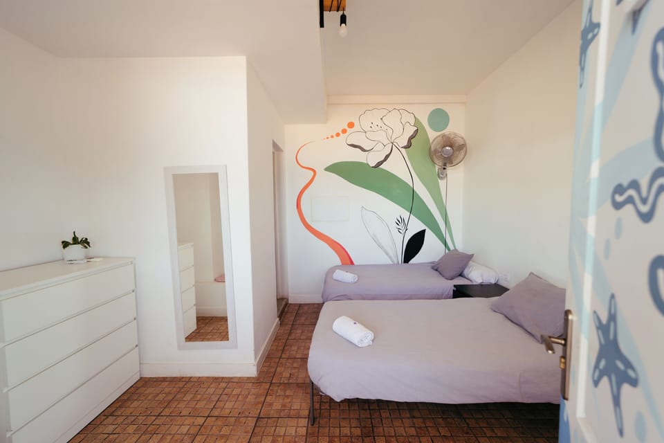 Comfort Twin Room | Private kitchen | Shared fridge, microwave