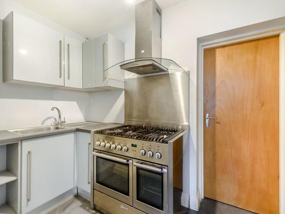 House | Private kitchen | Fridge, microwave, oven, stovetop