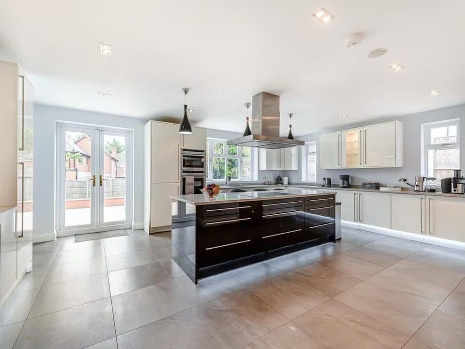 House | Private kitchen | Fridge, microwave, oven, stovetop