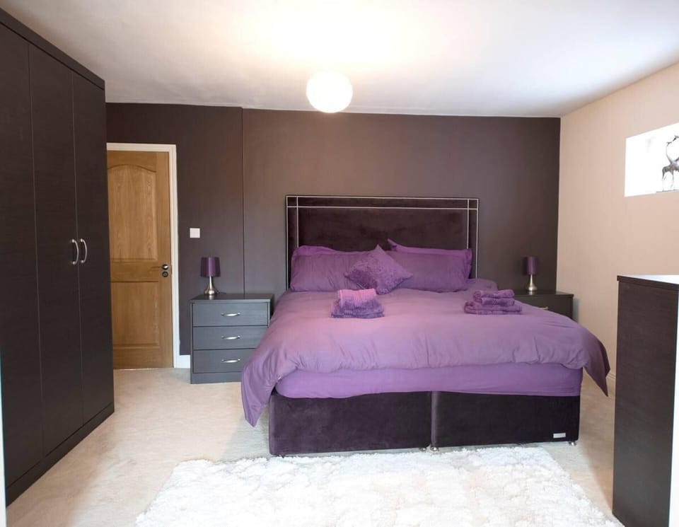 House | 6 bedrooms, iron/ironing board, free WiFi, bed sheets