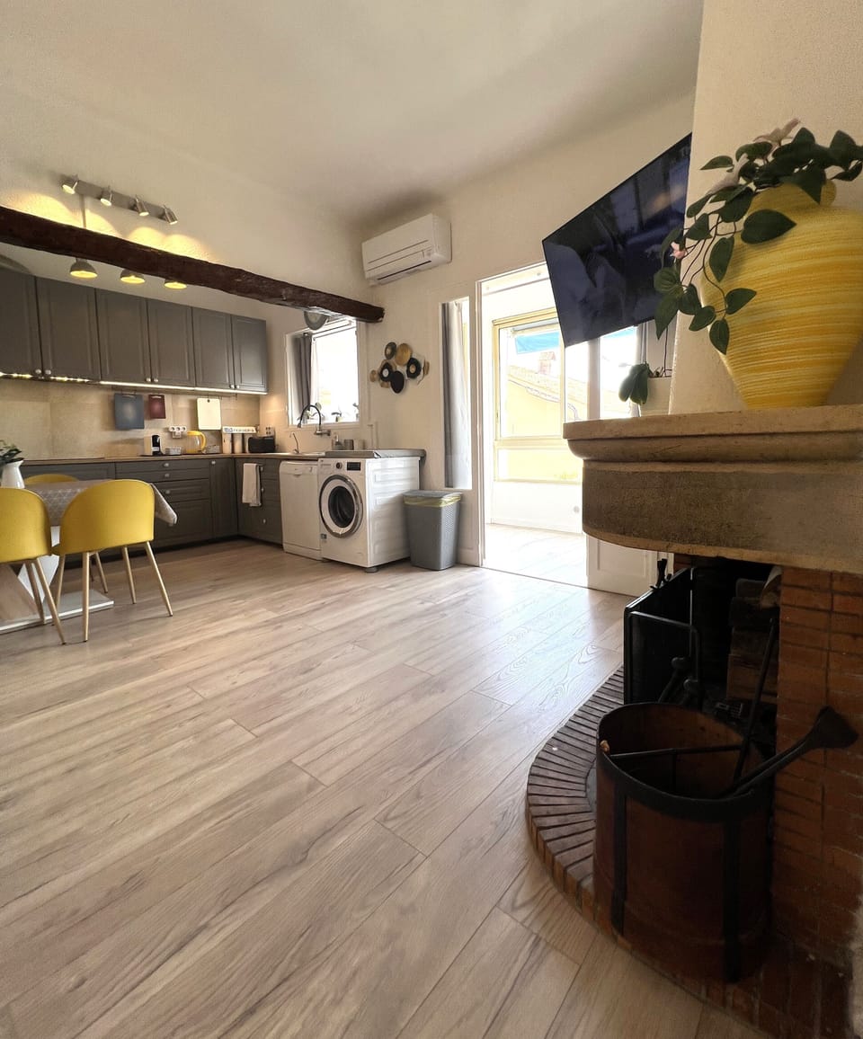Apartment | In-room safe, individually decorated, laptop workspace, free WiFi