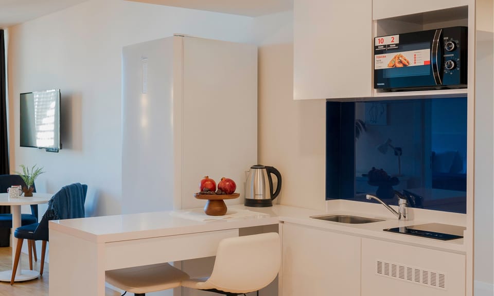 Luxury Suite | Private kitchen | Mini-fridge, microwave, stovetop, cookware/dishes/utensils