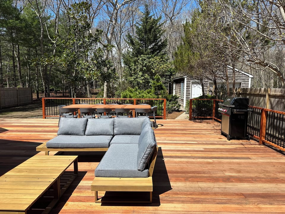 Expansive deck for entertaining