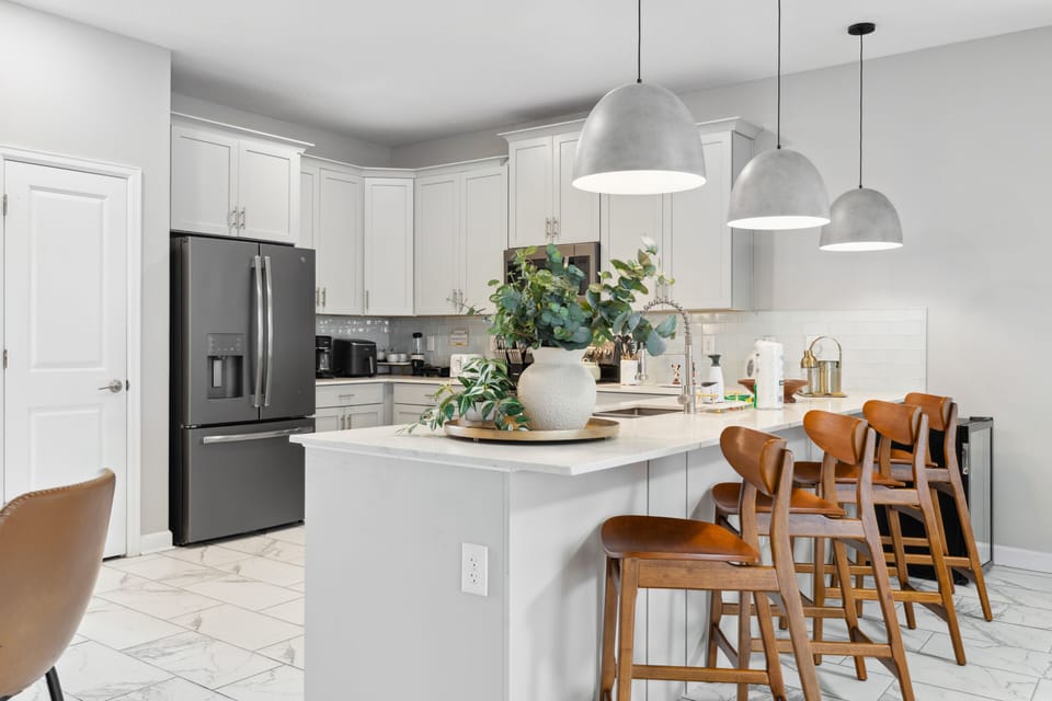Spacious & fully equipped kitchen - utensils and kid-friendly breakfast nook!