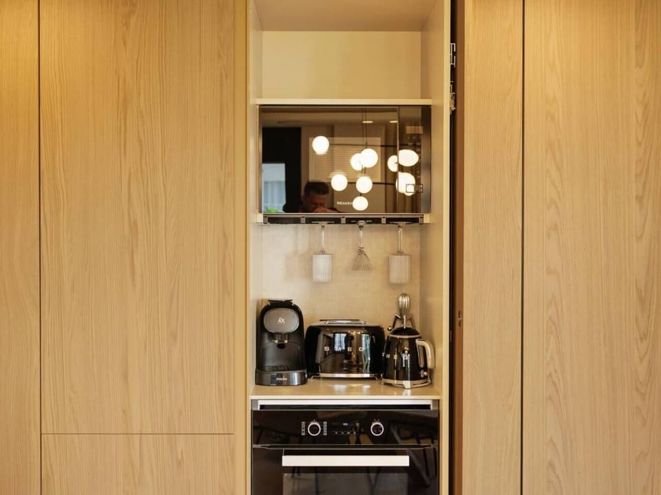 Start your day with everything within reach with this integrated breakfast station. Prepare your coffee, tea, or toast instantly with total convenience. Functionality and modern design for easy, enjoyable mornings in style.