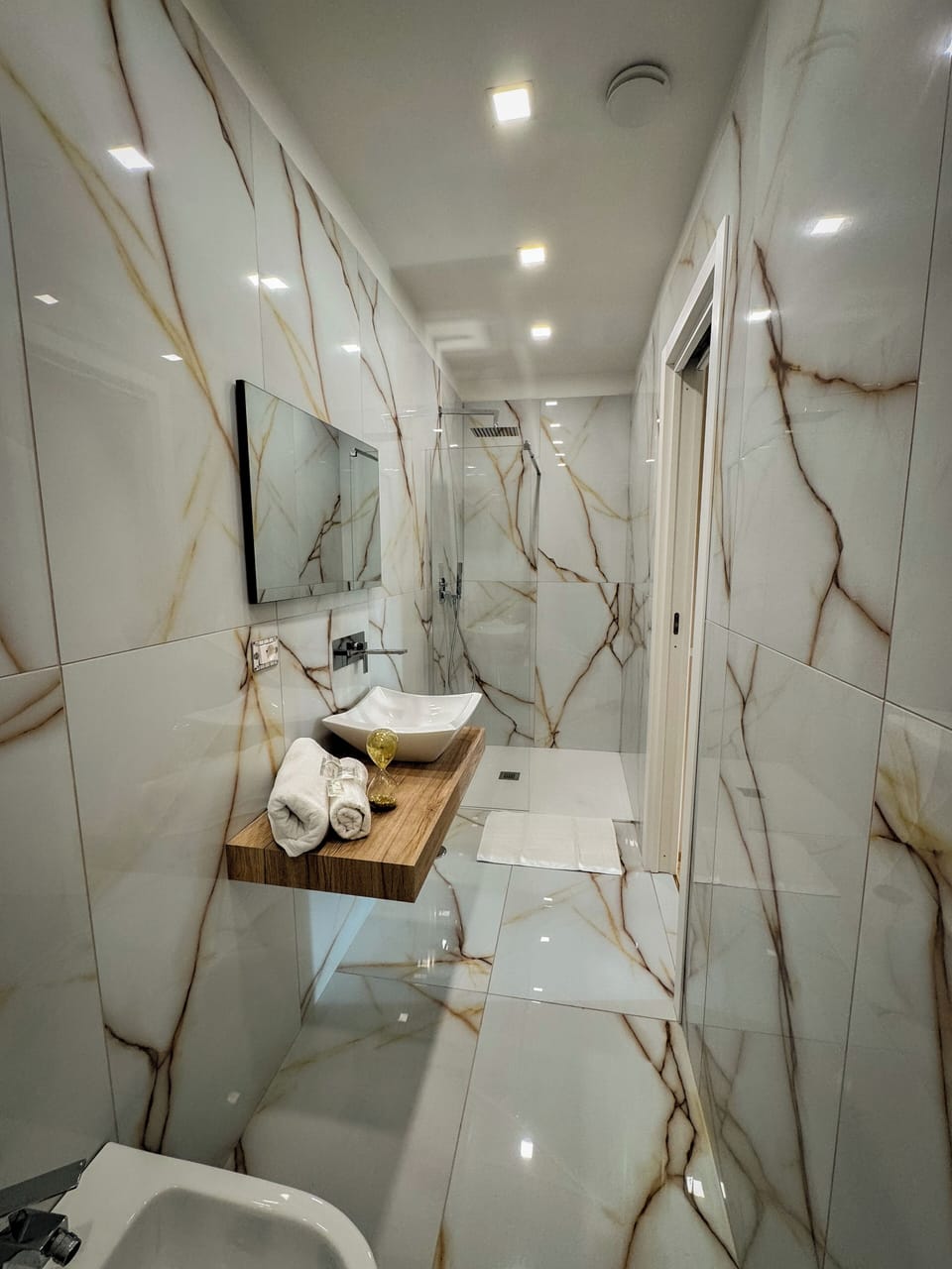 Deluxe Room, Balcony | Bathroom | Hair dryer, bidet, towels, soap