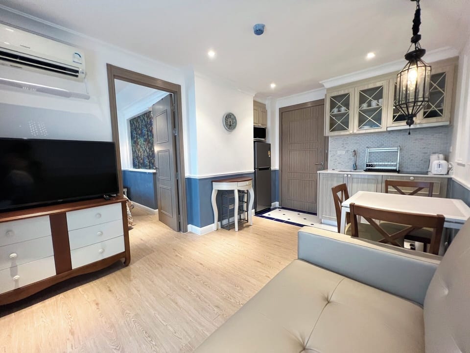 Comfort Apartment, Balcony, City View | Living area