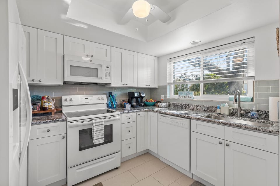 Condo, 1 Queen Bed with Sofa bed (Sea Woods 146) | Private kitchen | Oven, toaster