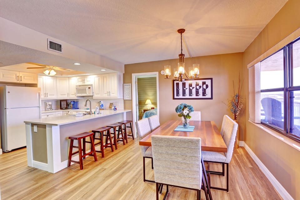 Condo, Multiple Beds (Bayshore Yacht & Tennis 806) | Dining