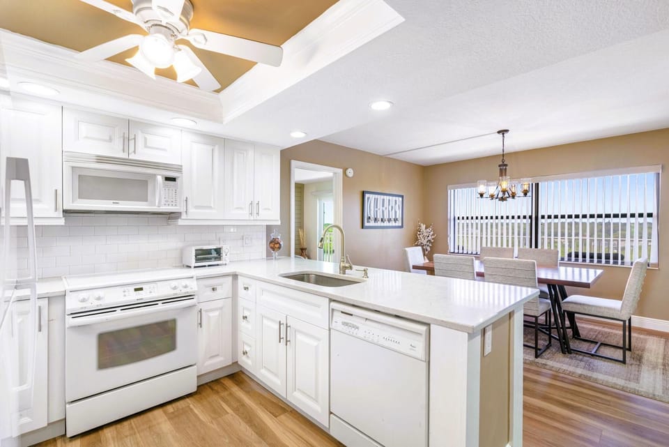 Condo, Multiple Beds (Bayshore Yacht & Tennis 806) | Private kitchen | Oven, toaster
