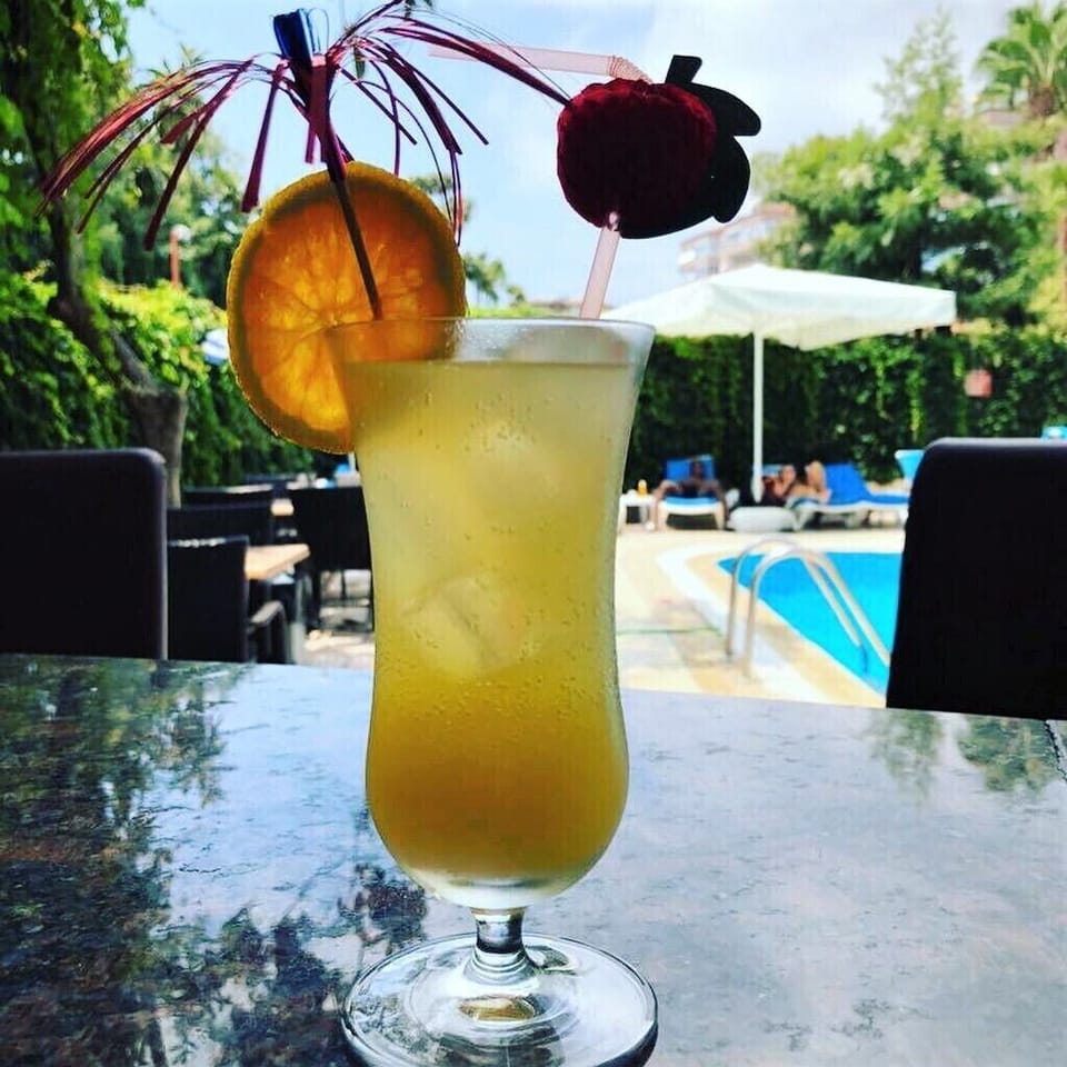 2 bars/lounges, swim-up bar, poolside bar, beach bar
