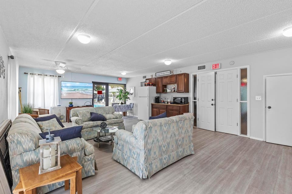 Condo, 1 King Bed with Sofa bed (Ocean Terrace Club 706) | Living area | TV
