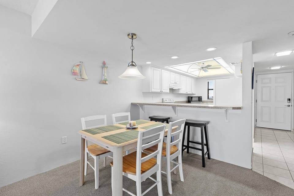 Condo, 1 King Bed with Sofa bed (Ocean Terrace Club 706) | Dining