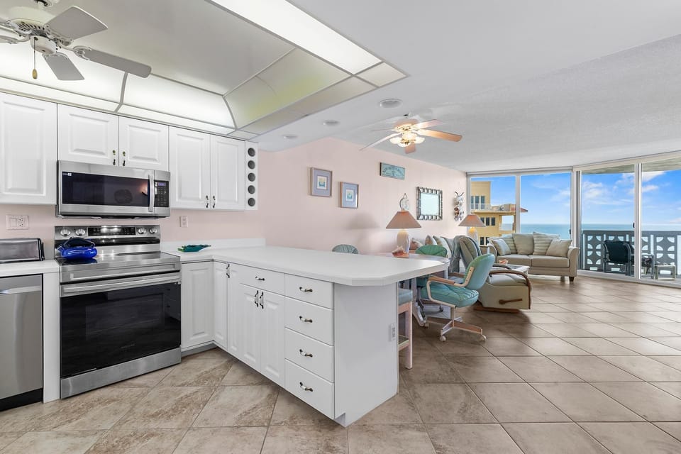 Condo, 1 King Bed with Sofa bed (Golden Arms 803) | Private kitchen | Oven, coffee/tea maker, toaster, blender