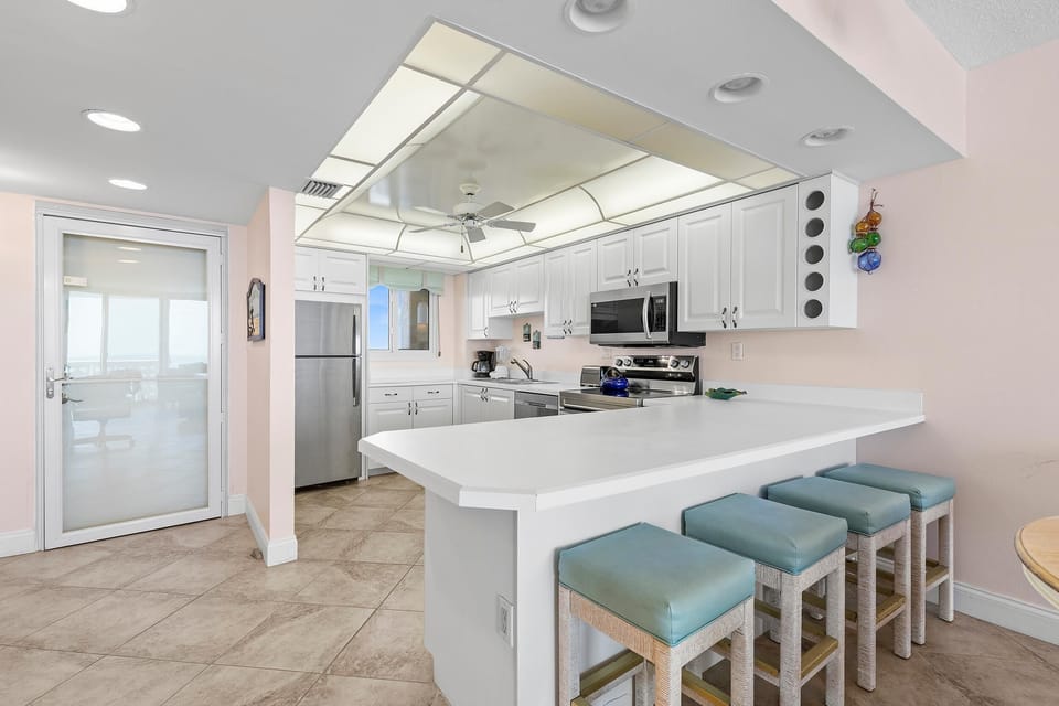 Condo, 1 King Bed with Sofa bed (Golden Arms 803) | Private kitchen | Oven, coffee/tea maker, toaster, blender