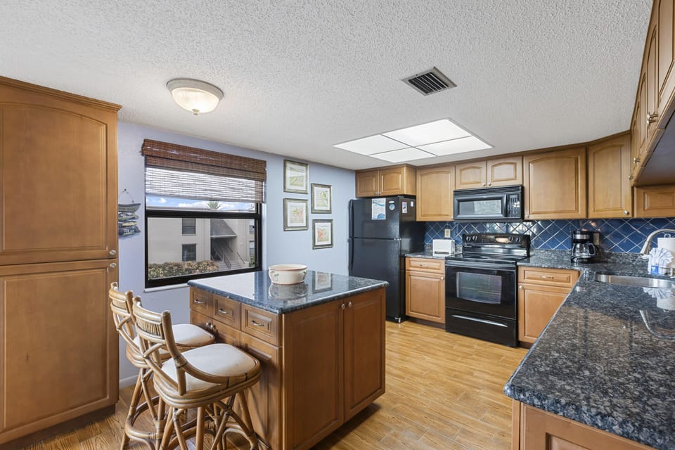 Condo, Multiple Beds (Sea Club #10 - Seascape) | Private kitchen | Oven, toaster