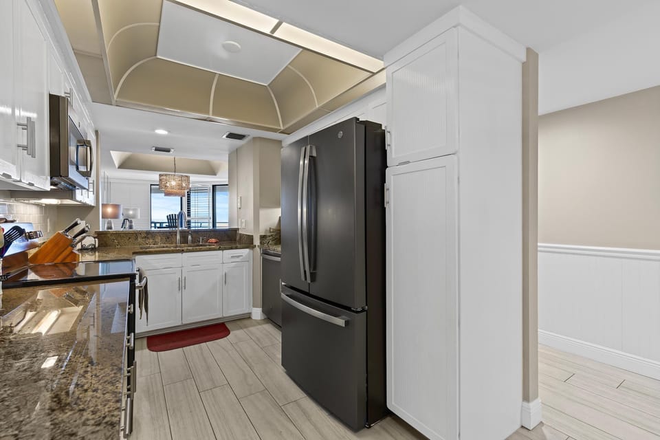 Condo, Multiple Beds (Ebb Tide 205) | Private kitchen | Oven, toaster