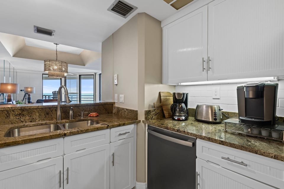 Condo, Multiple Beds (Ebb Tide 205) | Private kitchen | Oven, toaster