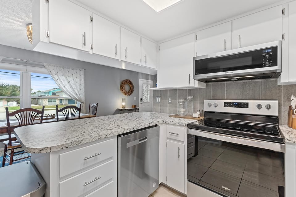 House, Multiple Beds (Aqua Beach Bungalow) | Private kitchen | Oven, toaster