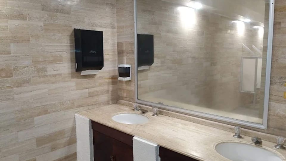 Shower, rainfall showerhead, free toiletries, towels