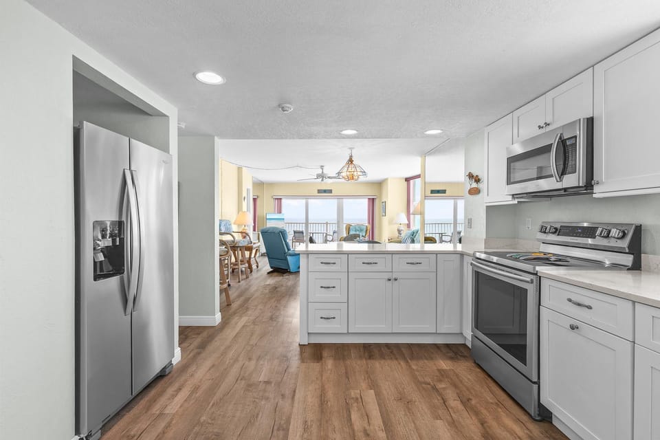 Condo, 1 King Bed with Sofa bed (Ponce de Leon Towers 705) | Private kitchen | Oven