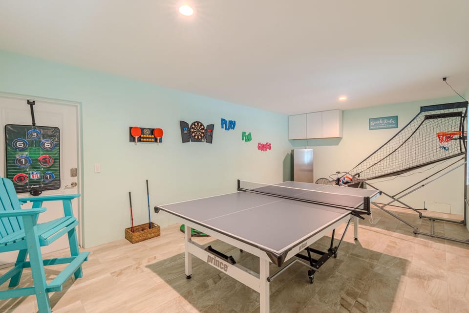 House, Multiple Beds (Reef of Paradise) | Game room