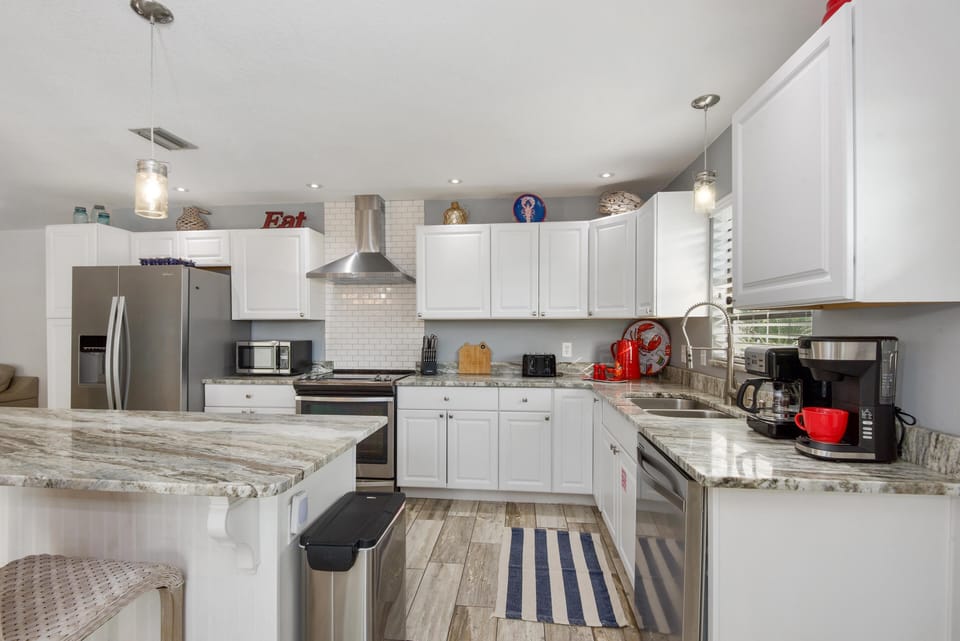 House, Multiple Beds (Lazy Lobster) | Private kitchen | Oven, toaster