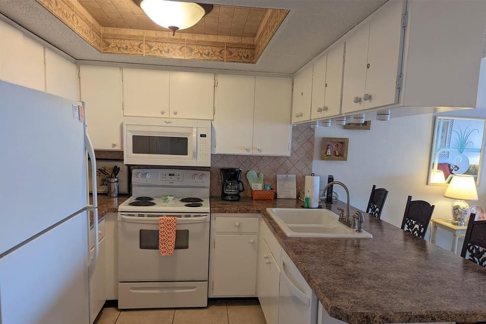 Condo, 2 Queen Beds (Sea Club #502 - Anchor's Away) | Private kitchen