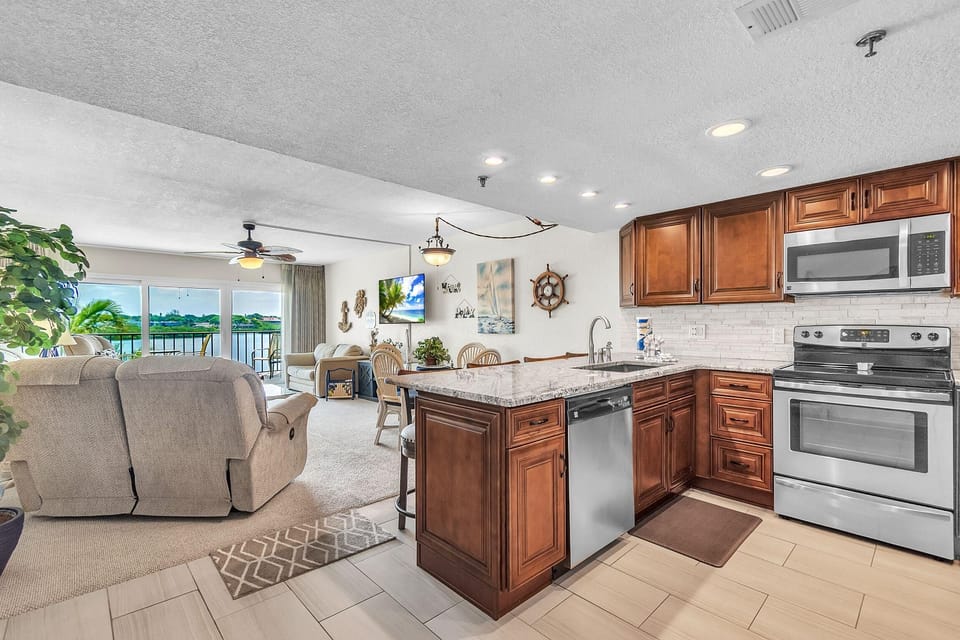 Condo, 2 Queen Beds (Sea Club #104 - Casa con Vista) | Private kitchen | Oven, toaster
